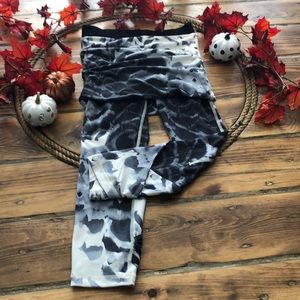 Lululemon Snowy Owl print convertible skirt/Capri